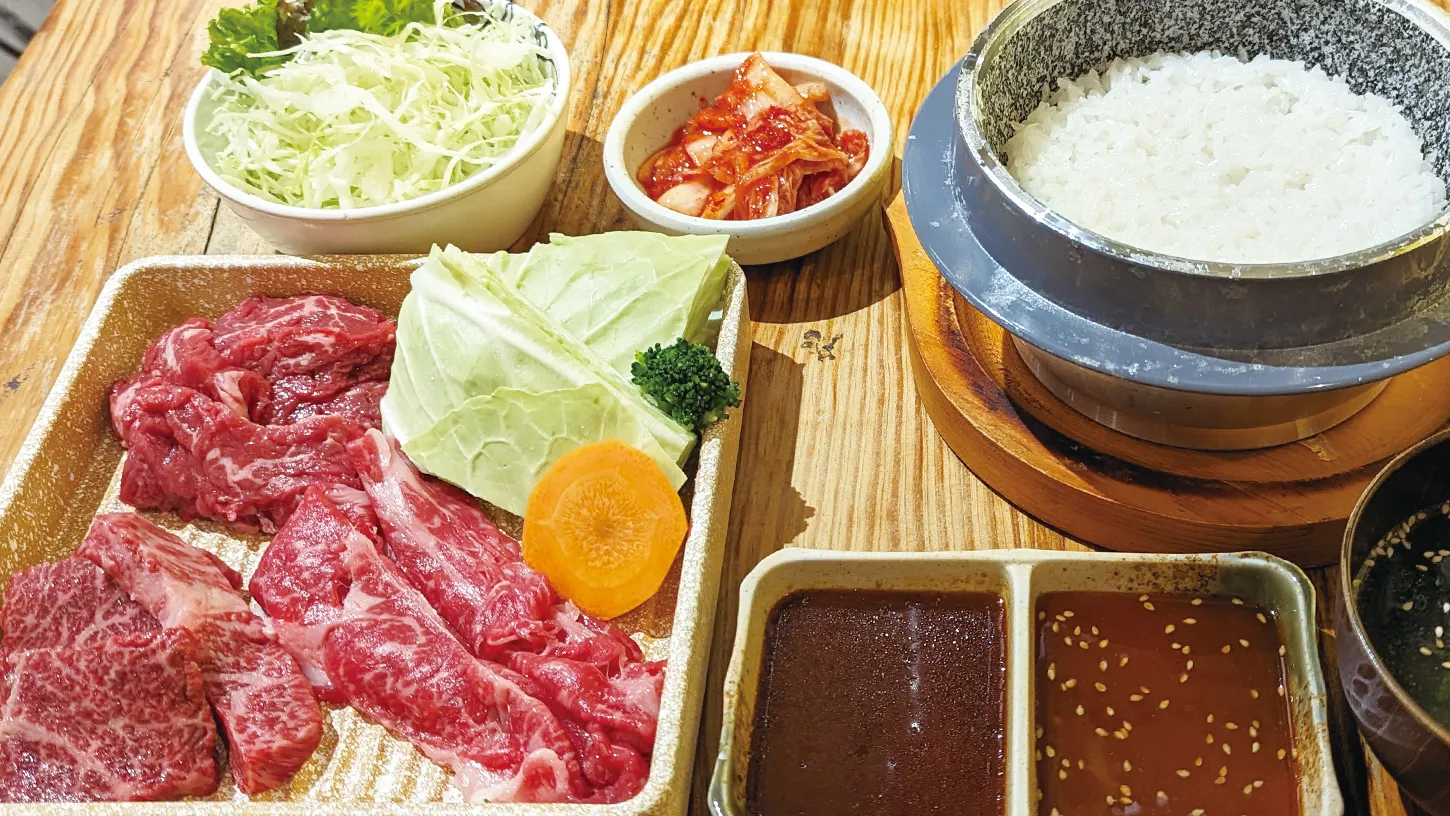 国産牛と赤身肉の盛り合わせに石釜ご飯・サラダ・キムチが付いた焼肉定食